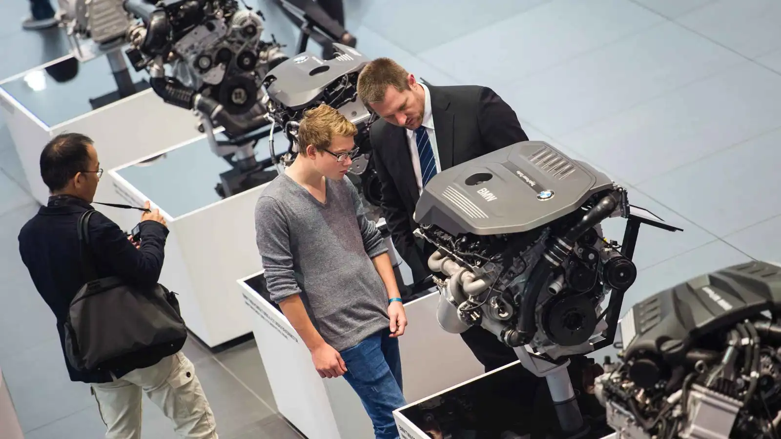 محركات وقود في جناح شركة صناعة السيارات الألمانية (BMW) في فرانكفورت غربي ألمانيا.