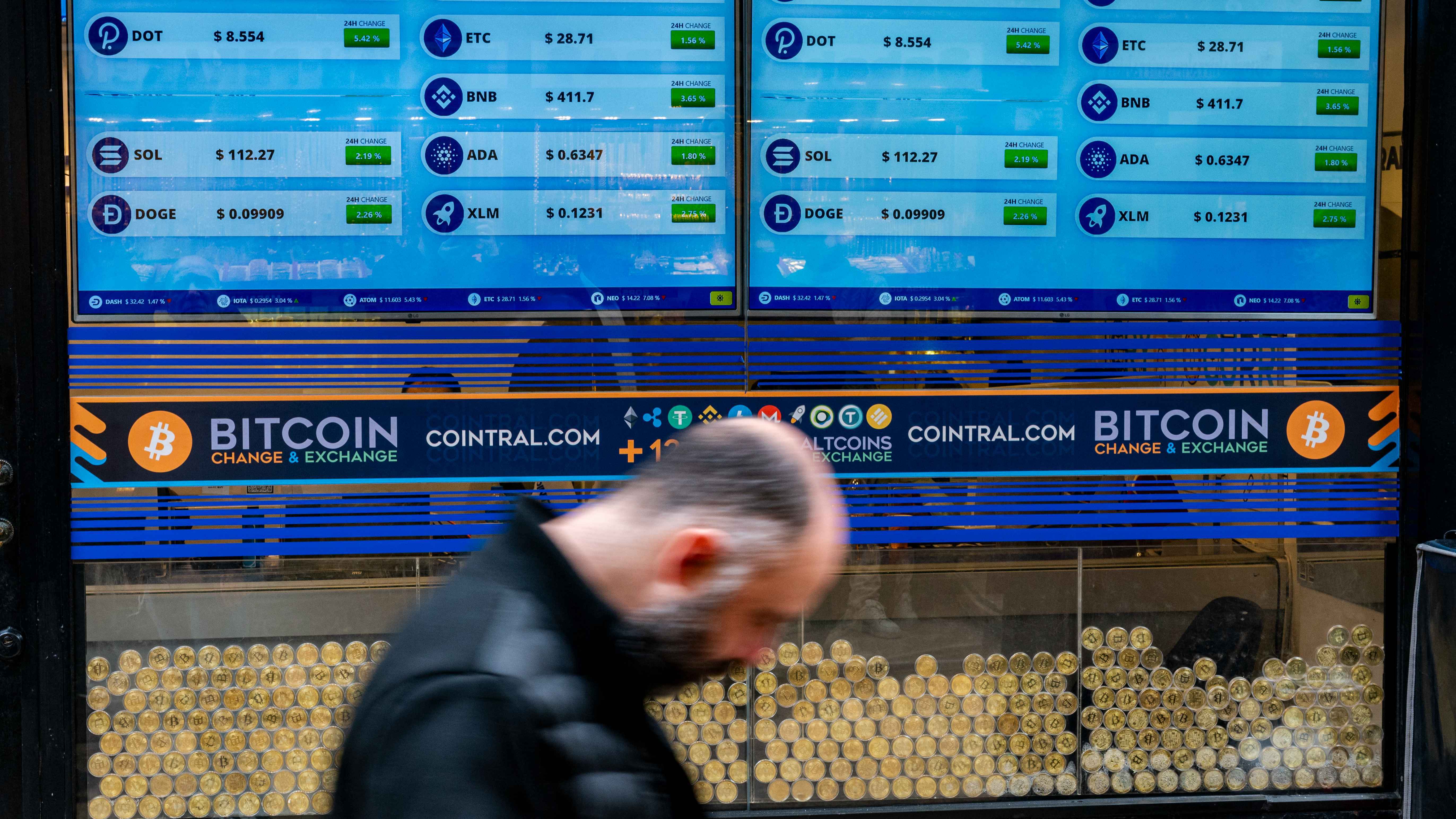 بيتكوين تتفوق على الجميع.. هل يدفعها قانون «الوضوح» إلى عصر جديد 