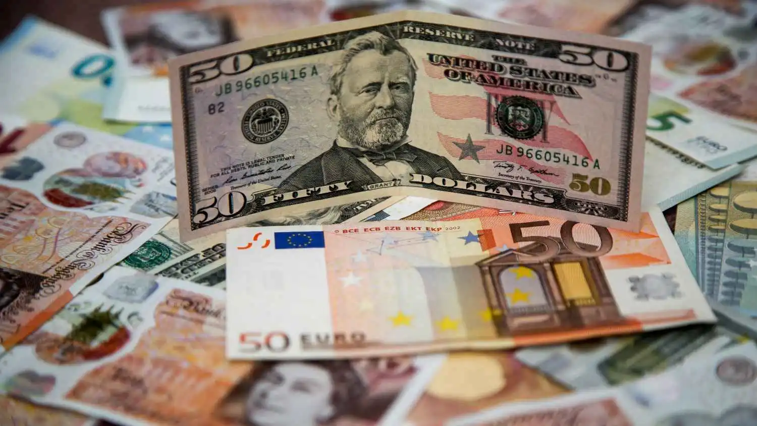 أوراق نقدية من الدولار الأميركي واليورو والجنيه الإسترليني، 7 مارس 2022.