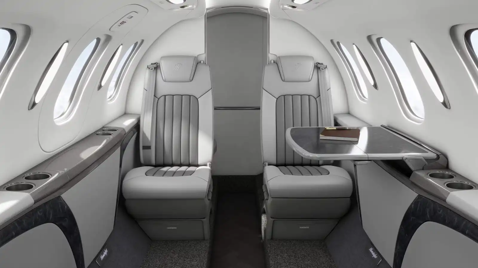 تظهر الصورة المقاعد الفاخرة في طائرة HondaJet Elite II التي يمكنها الهبوط ذاتياً