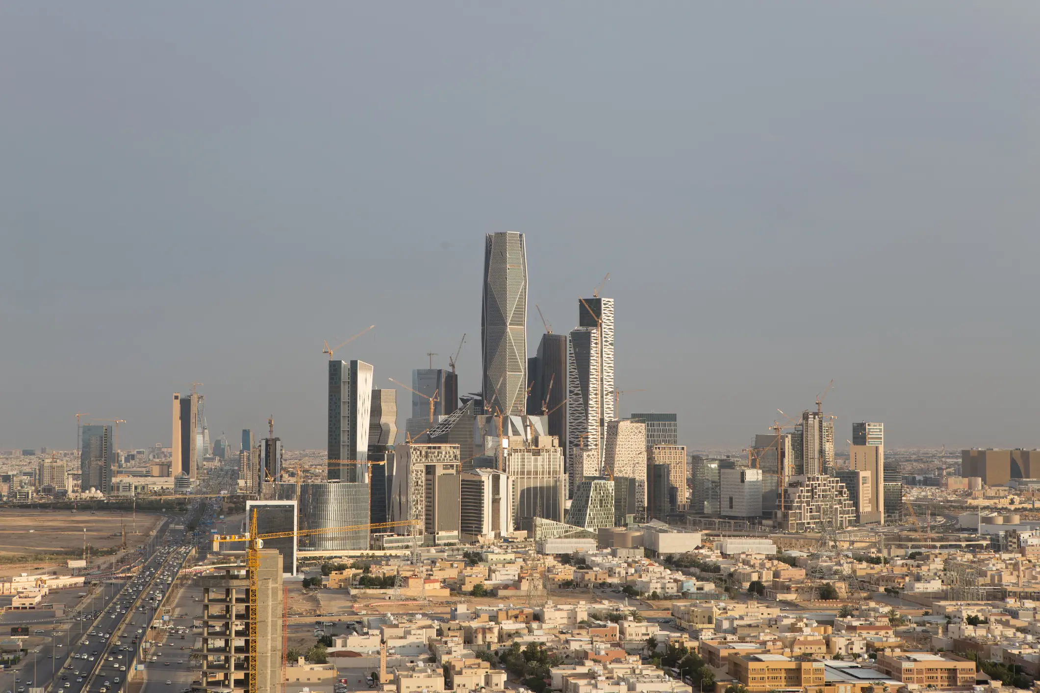 استطلاع: 3.7% نمواً متوقعاً لاقتصادات الخليج 2025