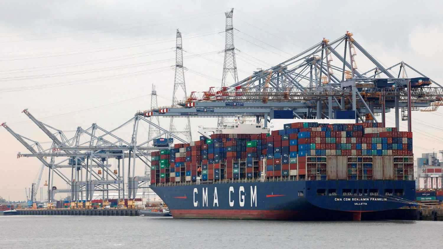 سفينة حاويات تابعة لمجموعة شحن فرنسية تعبر مضيق هرمز 