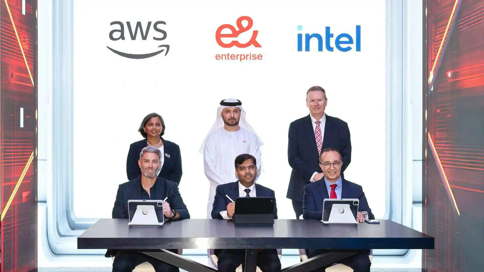 «إي آند إنتربرايز» وإنتل تتعاونان لإطلاق حل النماذج اللغوية الصغيرة