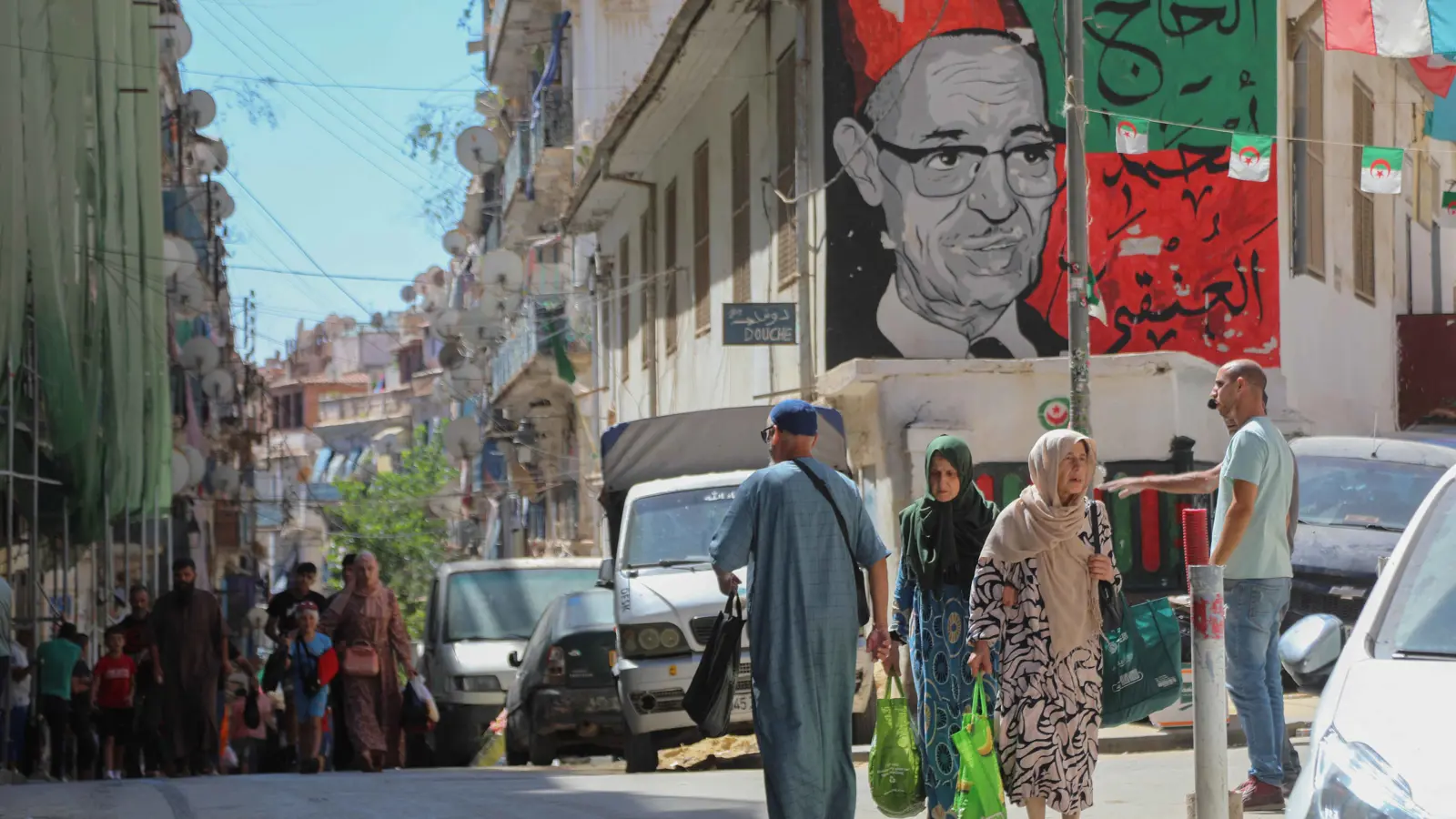 رفع الأجور ومنحة البطالة.. تفاصيل خطة الجزائر لتحسين معيشة المواطنين