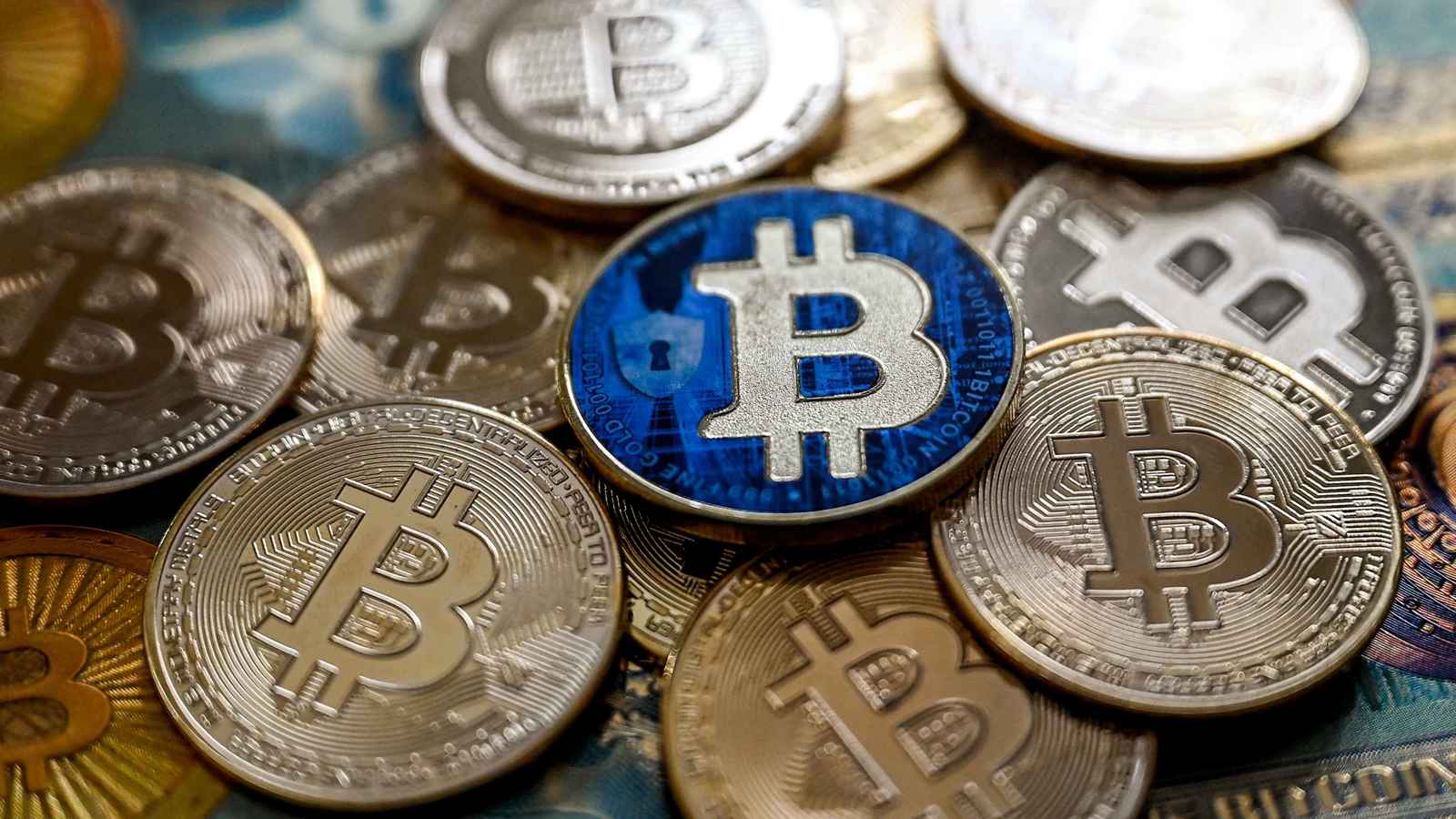 العملات المشفّرة تحت الضغط.. بيتكوين يتجه لخسارة أسبوعية بـ5% 