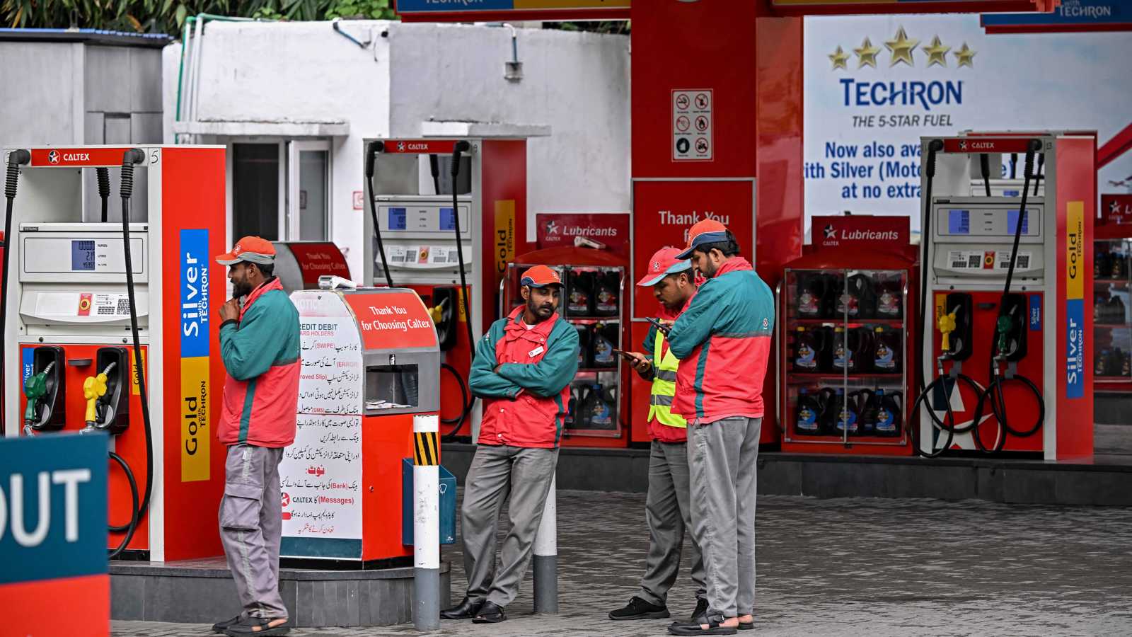 باكستان تخفض أسعار البنزين إلى 1.35 دولار للتر 