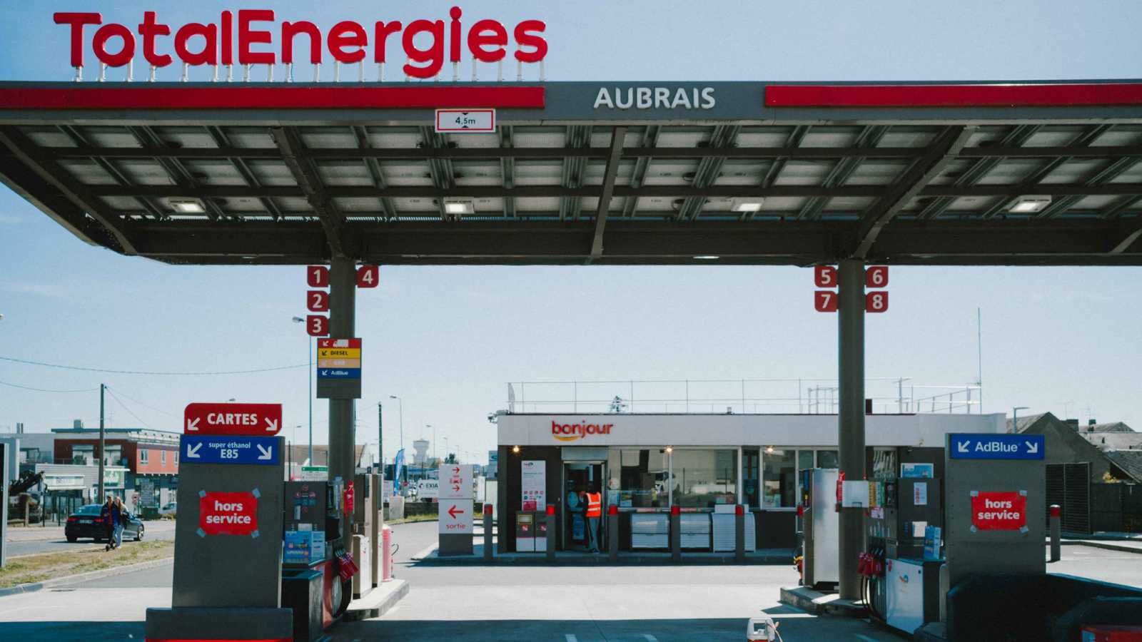 فرنسا.. 18% من محطات الوقود تعاني نقصاً في الإمدادات 