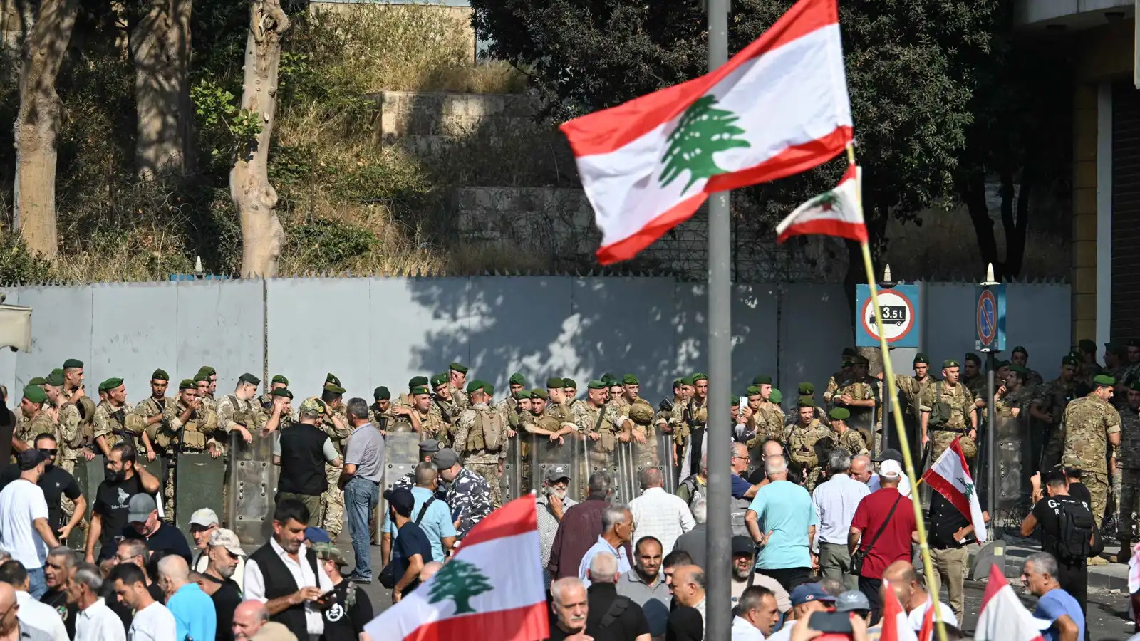 تظاهر مئات العسكريين المتقاعدين في بيروت، مطالبين برفع معاشاتهم التقاعدية، 17 سبتمبر 2025.