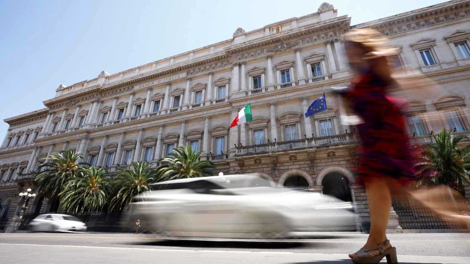 إيطاليا تدقق في تمويل البنوك الصغيرة عبر منصات إيداع إلكترونية 
