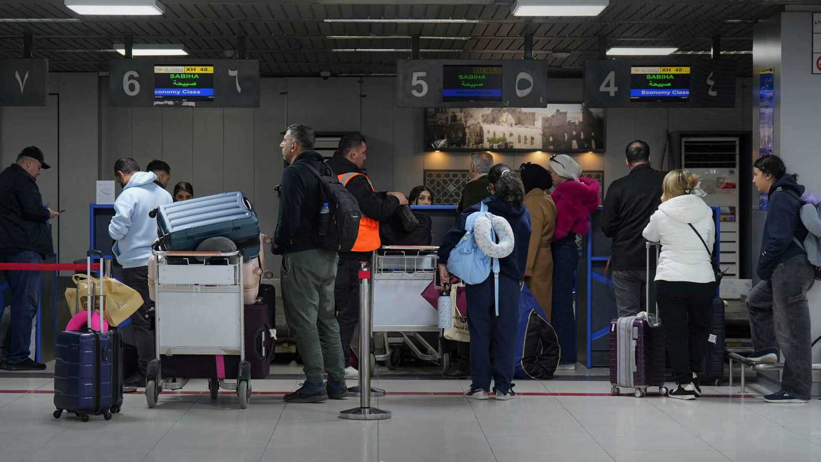 مطار دمشق الدولي يستأنف عملياته التشغيلية بعد إغلاق بسبب التوترات 