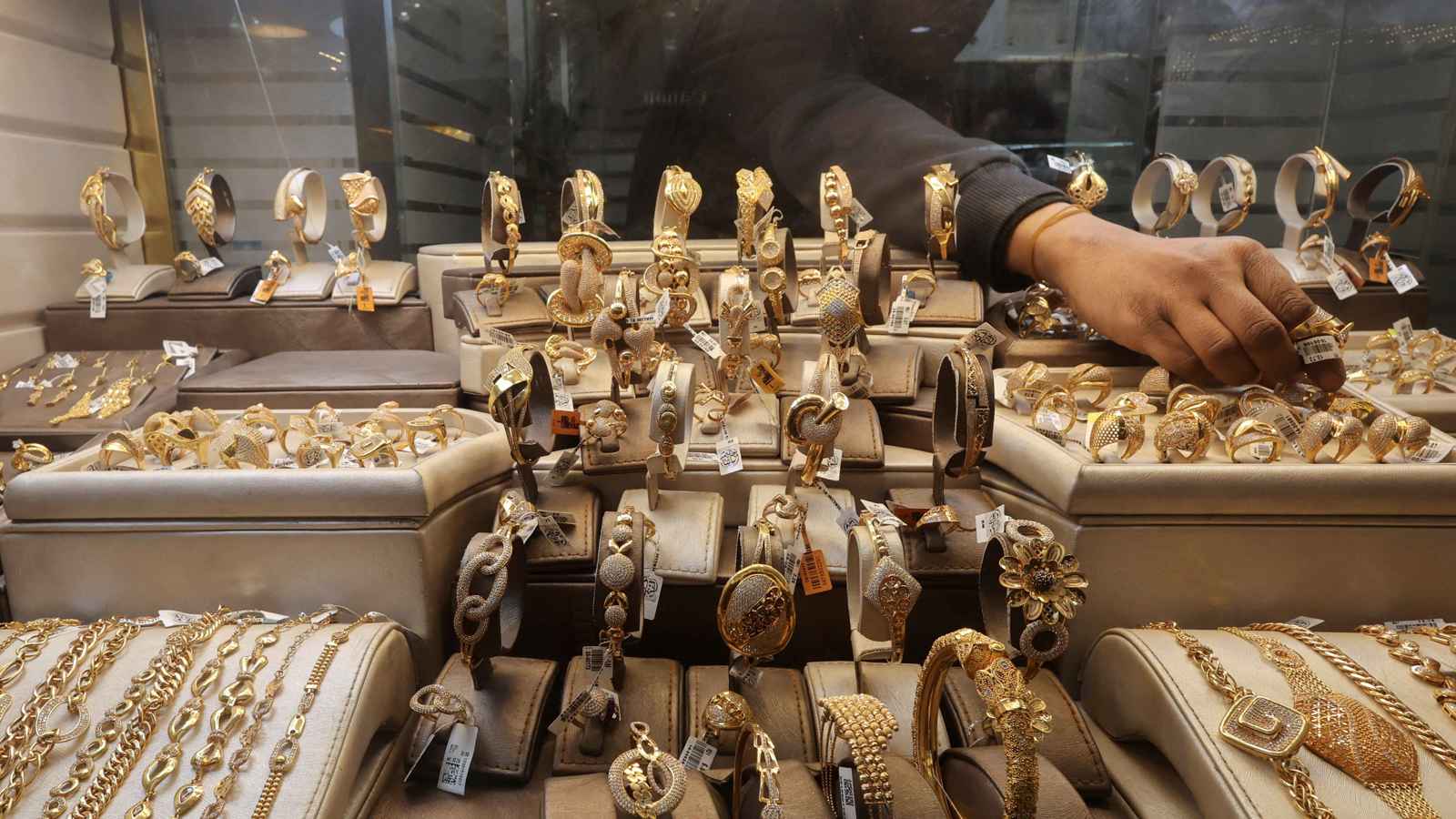 الذهب يواصل الصعود مدعوماً بتراجع الدولار وتداعيات سياسات ترامب