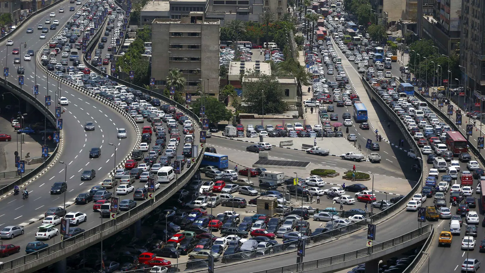 «رولز رويس» في شوارع القاهرة.. رفاهية تتحدى التقشف