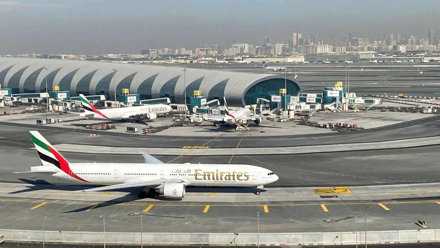 مطار دبي الأكثر اتصالاً إقليمياً والـ10 عالمياً في الطيران الاقتصادي
