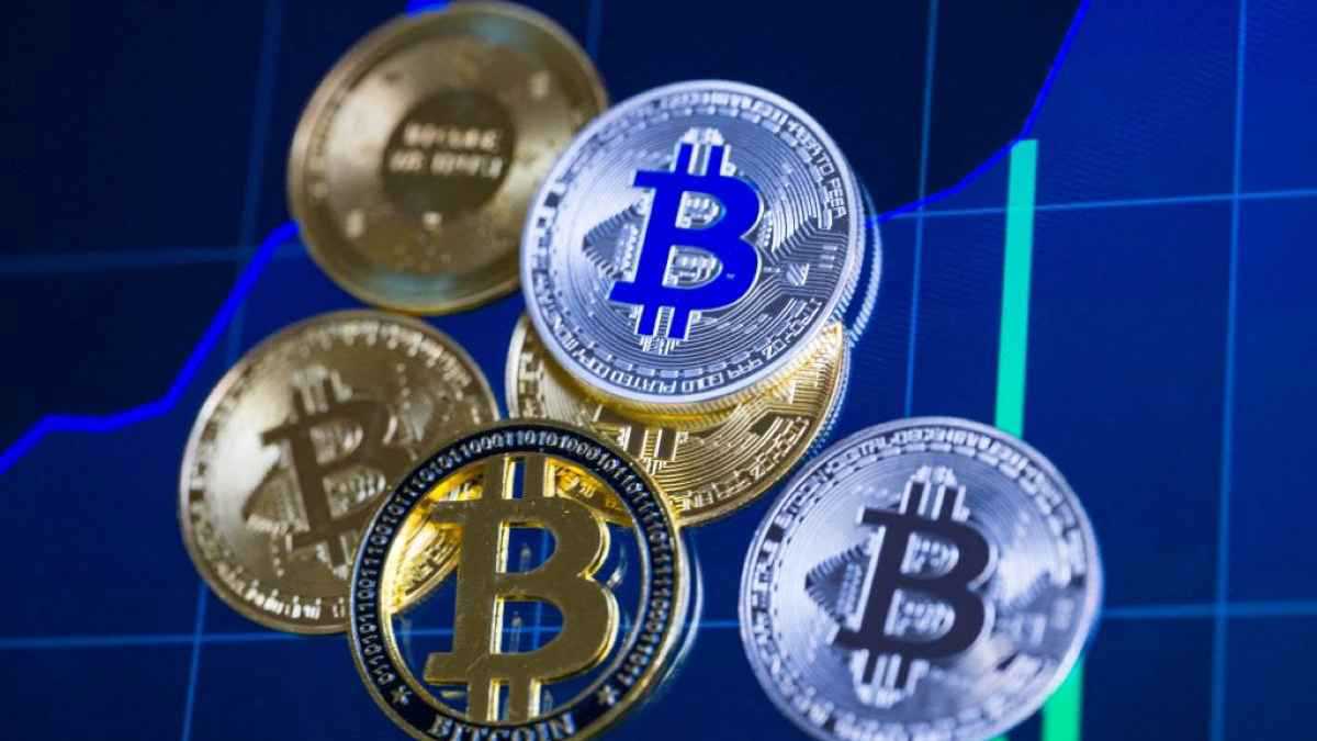 تراجع بيتكوين وسط ضغوط صناديق الاستثمار وتوترات جيوسياسية 