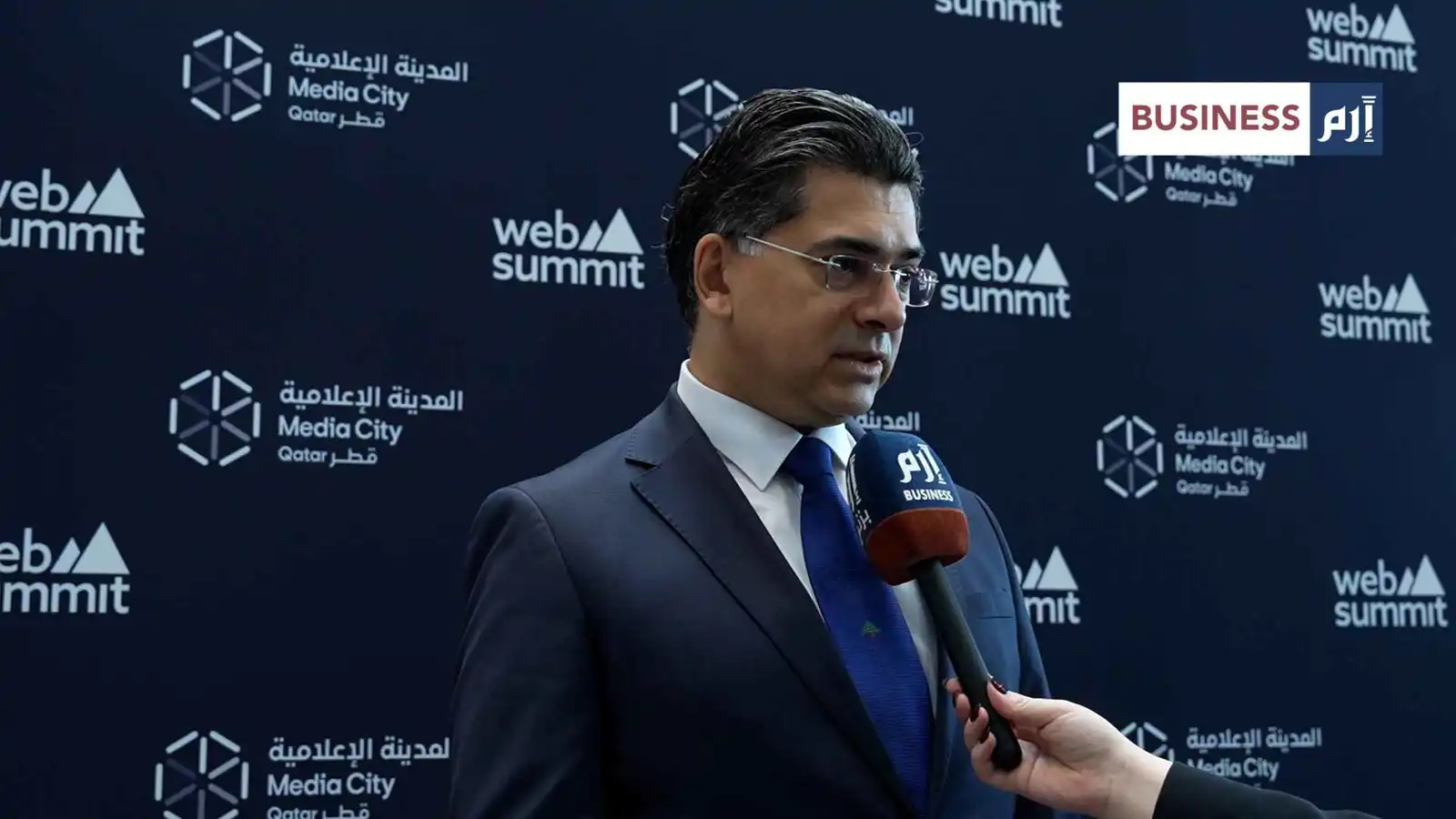 وزير الإعلام اللباني بول مرقص متحدثا لمراسلة "إرم بزنس" خلال قمة الويب بالعاصمة القطرية الدوحة- 3 فبراير 2026 