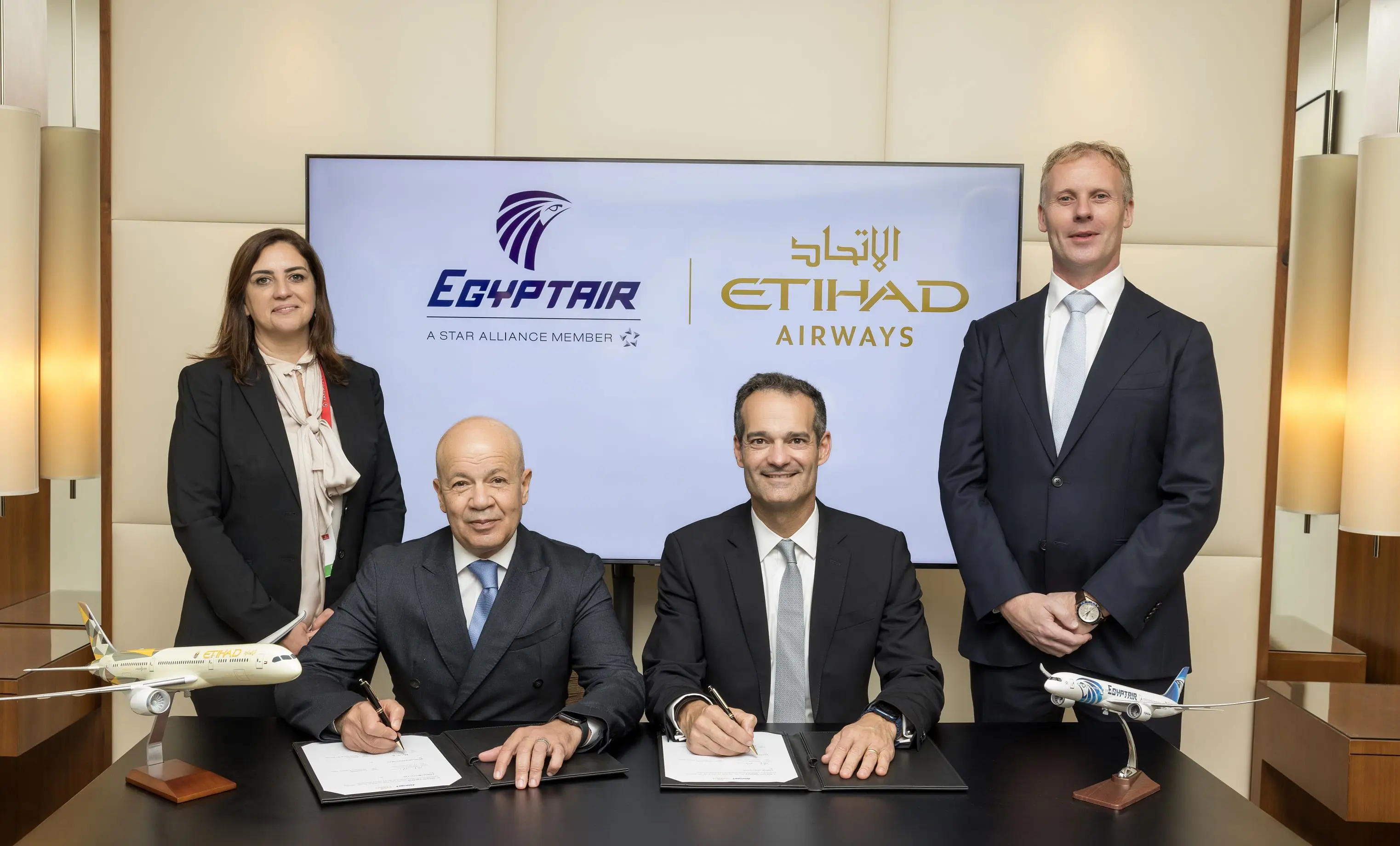 "الاتحاد للطيران" و"مصر للطيران" توقعان مذكرة لتعزيز العلاقات التجارية