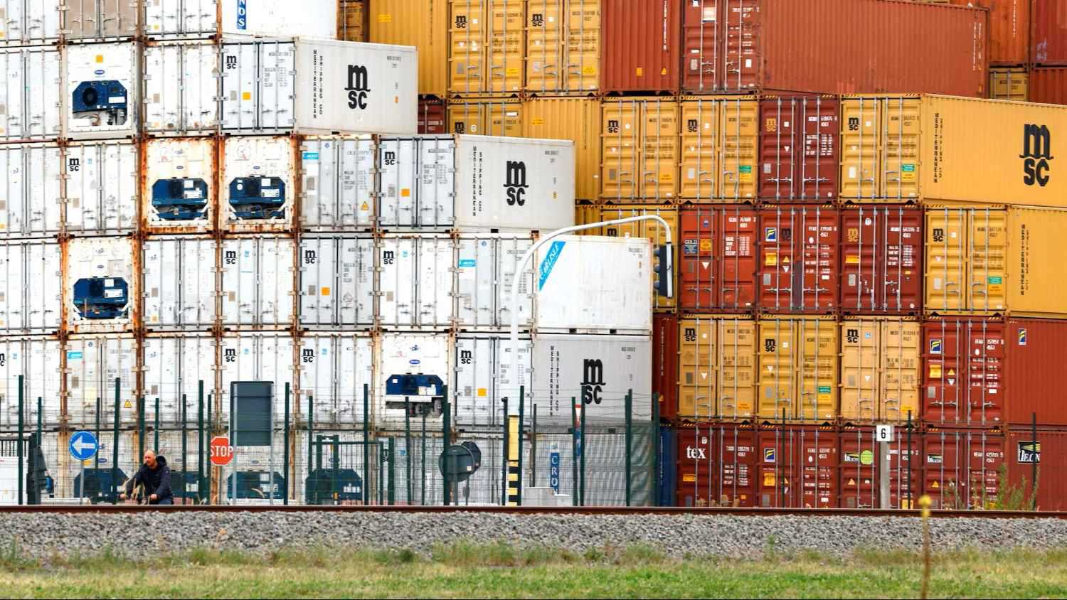 الرسوم الجمركية الأميركية تهبط بالفائض التجاري الأوروبي 60% 