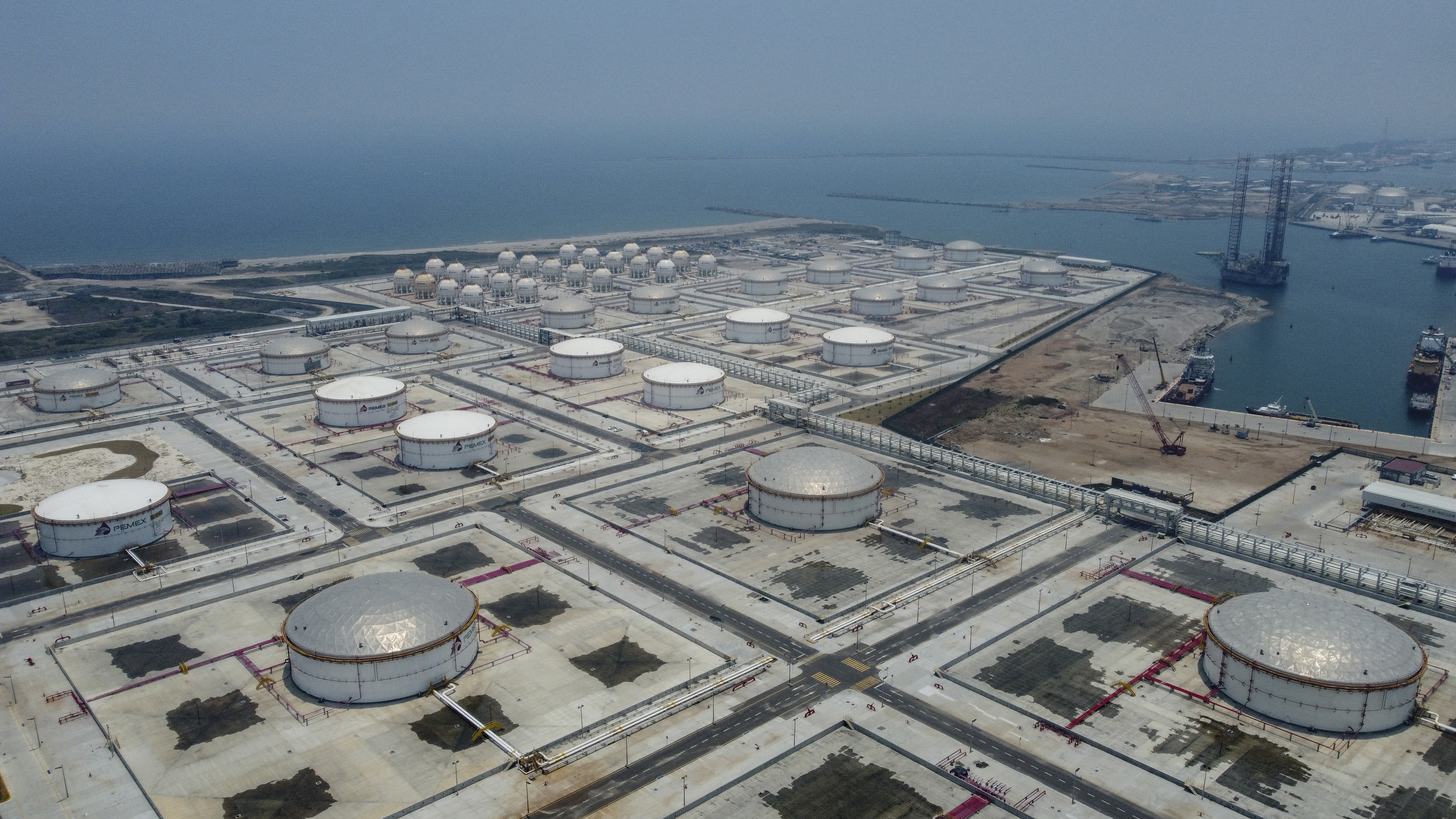 «باركليز» يتوقع 85 دولاراً للنفط مع عودة التدفقات عبر مضيق هرمز 