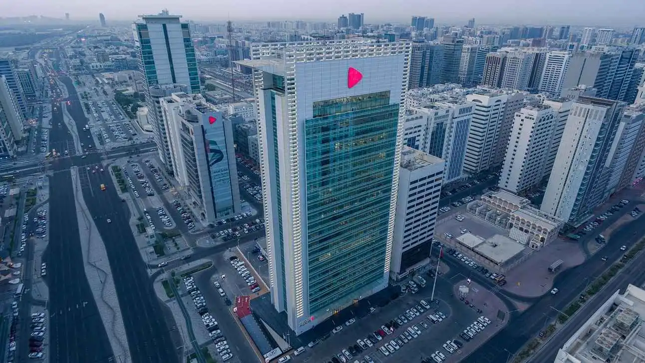 أرباح «أبوظبي التجاري» تقفز 34% إلى 1.8 مليار دولار خلال النصف الأول
