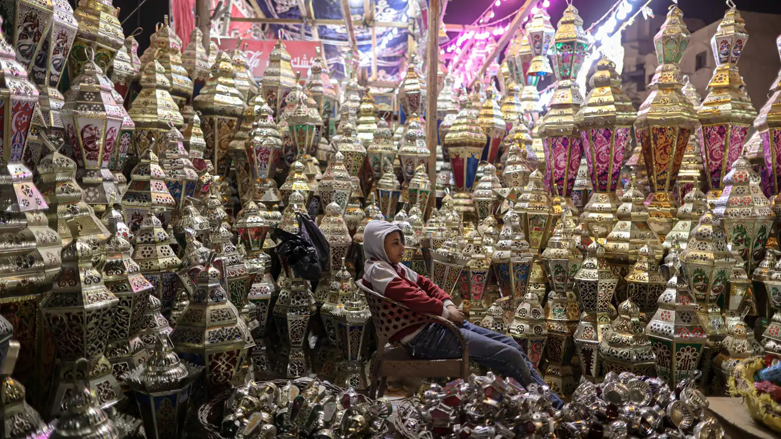 محل لبيع فوانيس رمضان في حي السيدة زينب، القاهرة، مصر.