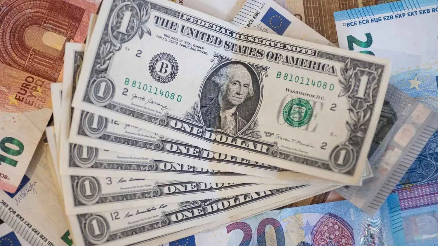 أوراق نقدية من الدولار واليورو ضمن صورة توضيحية ملتقطة يوم 14 يوليو 2022.