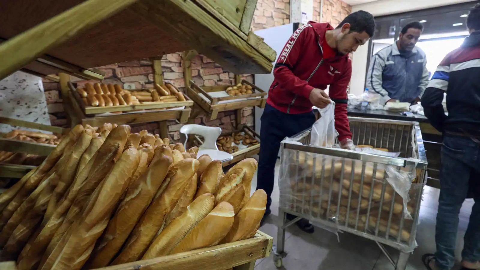 أزمة الخبز تتسع في ليبيا.. ارتفاع التكاليف يضغط على المخابز والمستهلك