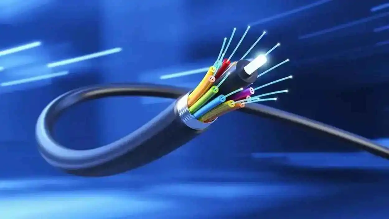 كابل الألياف الضوئية، وهو نوع من كابلات الشبكات التي تنقل البيانات باستخدام نبضات الضوء.
