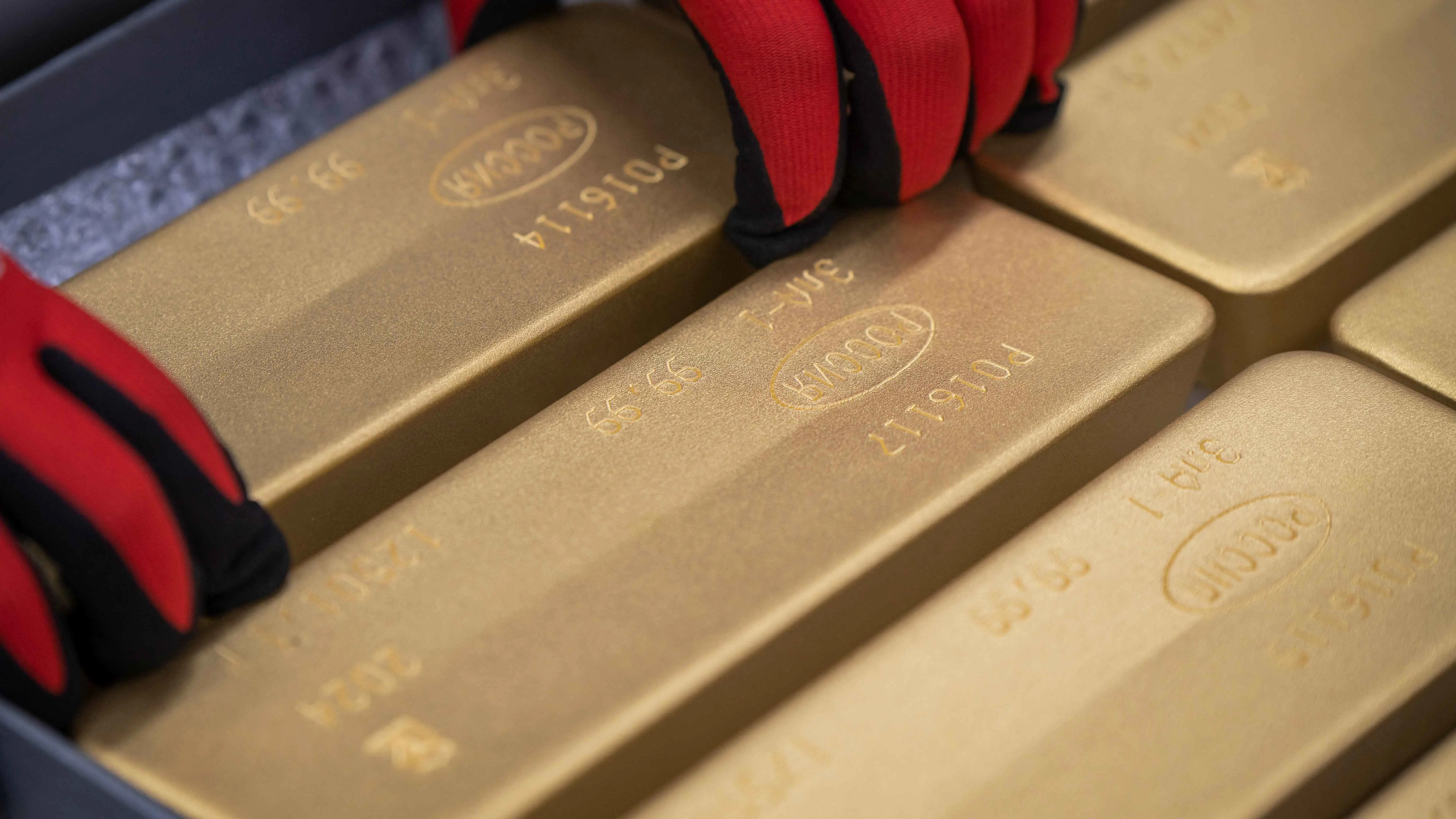 الذهب يصعد إلى قمة تاريخية ويقترب من 2500 دولار