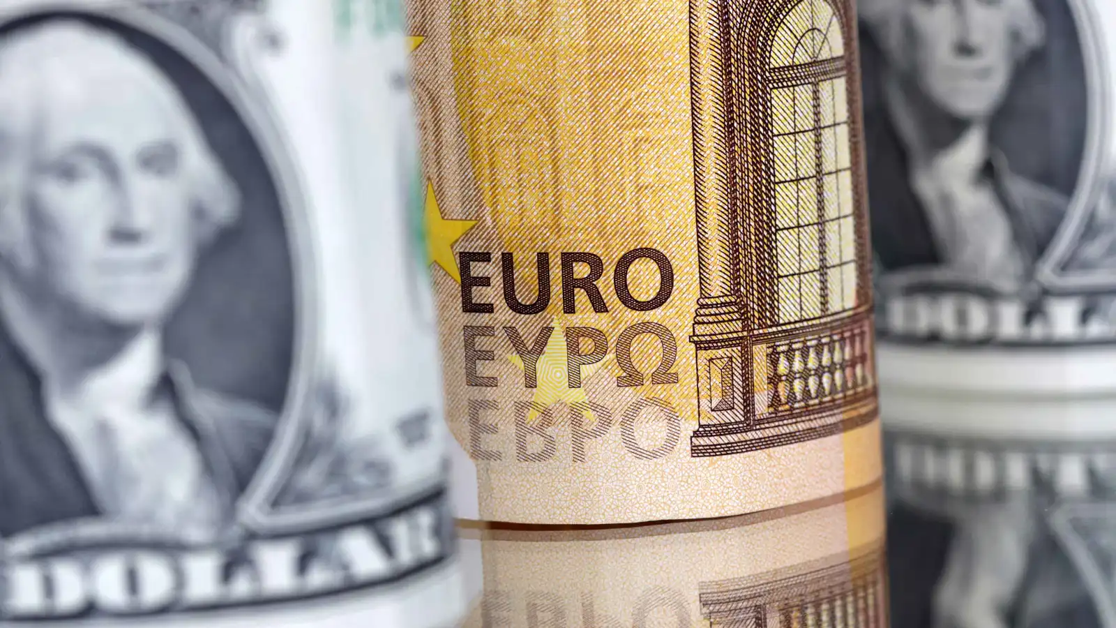 الدولار يعزز مكاسبه مع تصاعد التوترات بين الولايات المتحدة وإيران