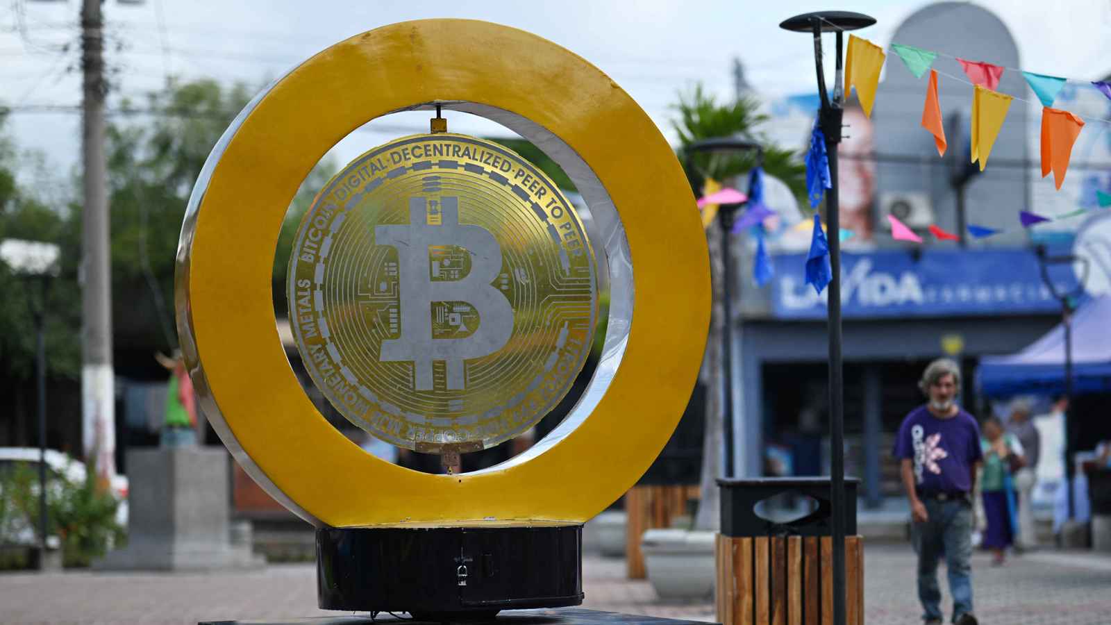 «ستاندرد تشارترد» يخفض توقعاته لـ«بيتكوين».. 150 ألف دولار بنهاية 2026 