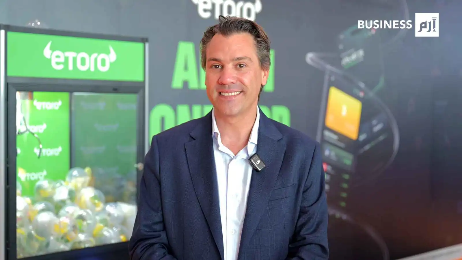 وني آسيا، المؤسس والرئيس التنفيذي لمنصة «eToro»، خلال مقابلة على هامش مؤتمر بيتكوين مينا بتاريخ 9 ديسمبر 2025.