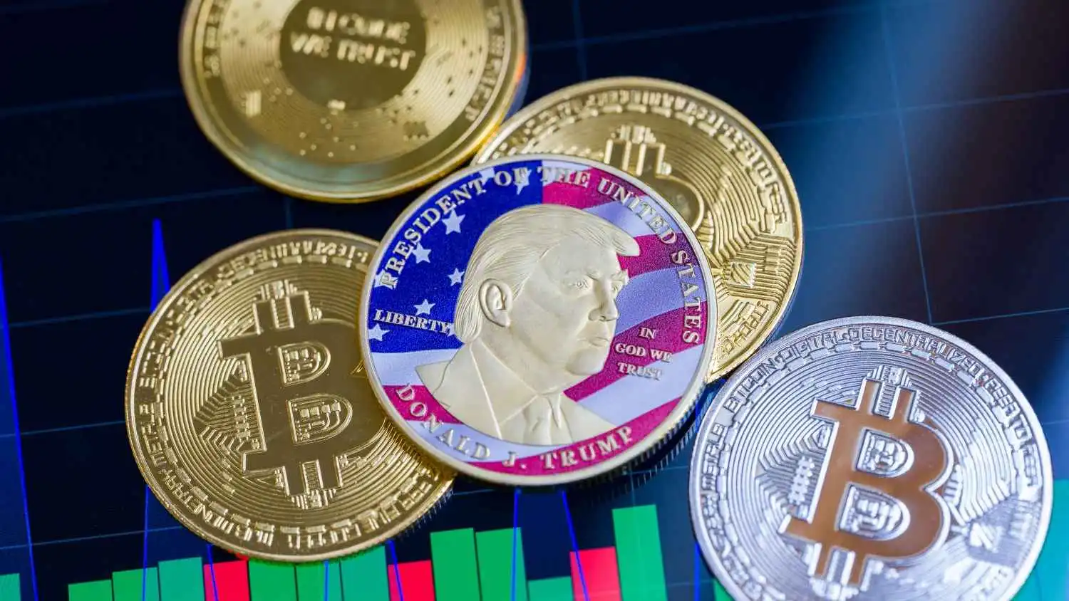 عملات مشفرة مع عملة ميم ترامب الرقمية والبيتكوين في هذه الصورة التوضيحية، بتاريخ 8 فبراير 2026