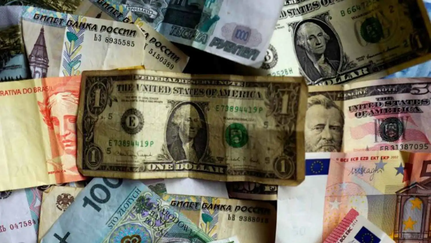 الشركات البريطانية والأميركية تعزز تحوطها من تقلبات أسعار العملات