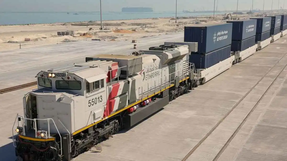 الإمارات تطلق خدمة سكك حديدية تربط موانئ الفجيرة بأبوظبي الصناعية