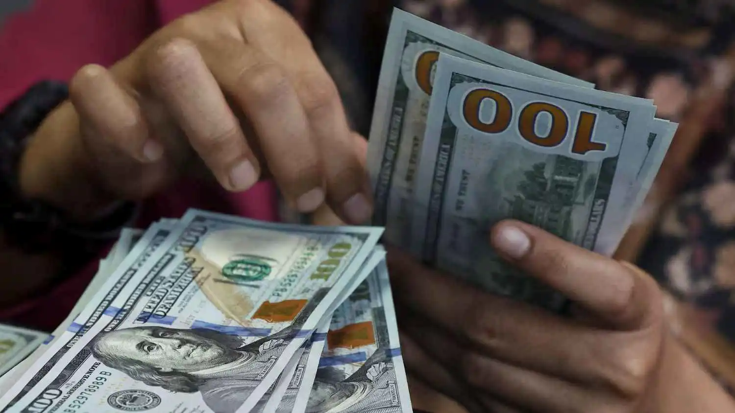 أوراق نقدية من فئة الدولار في مكتب صرافة في جاكرتا، إندونيسيا، 9 أبريل 2025