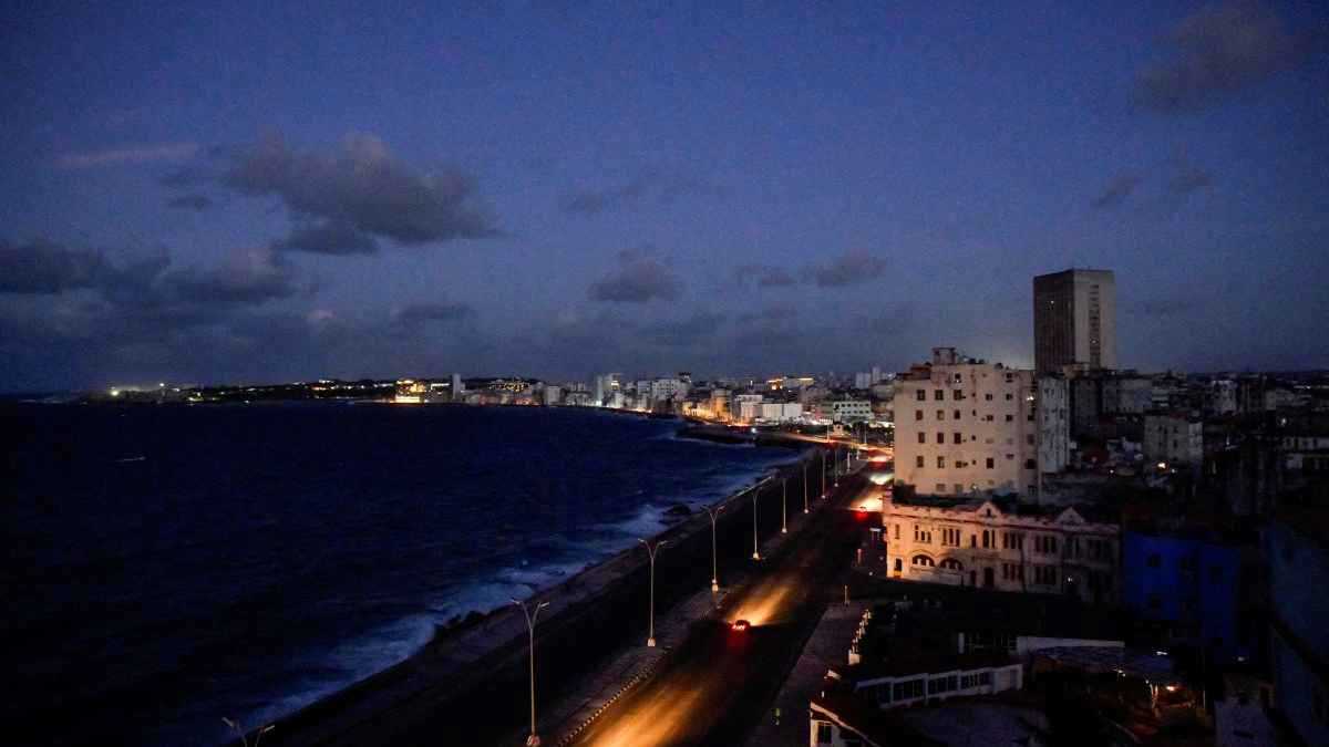 كوبا تنفد من الوقود بالكامل.. انقطاع واسع للكهرباء واحتجاجات بالشوارع 