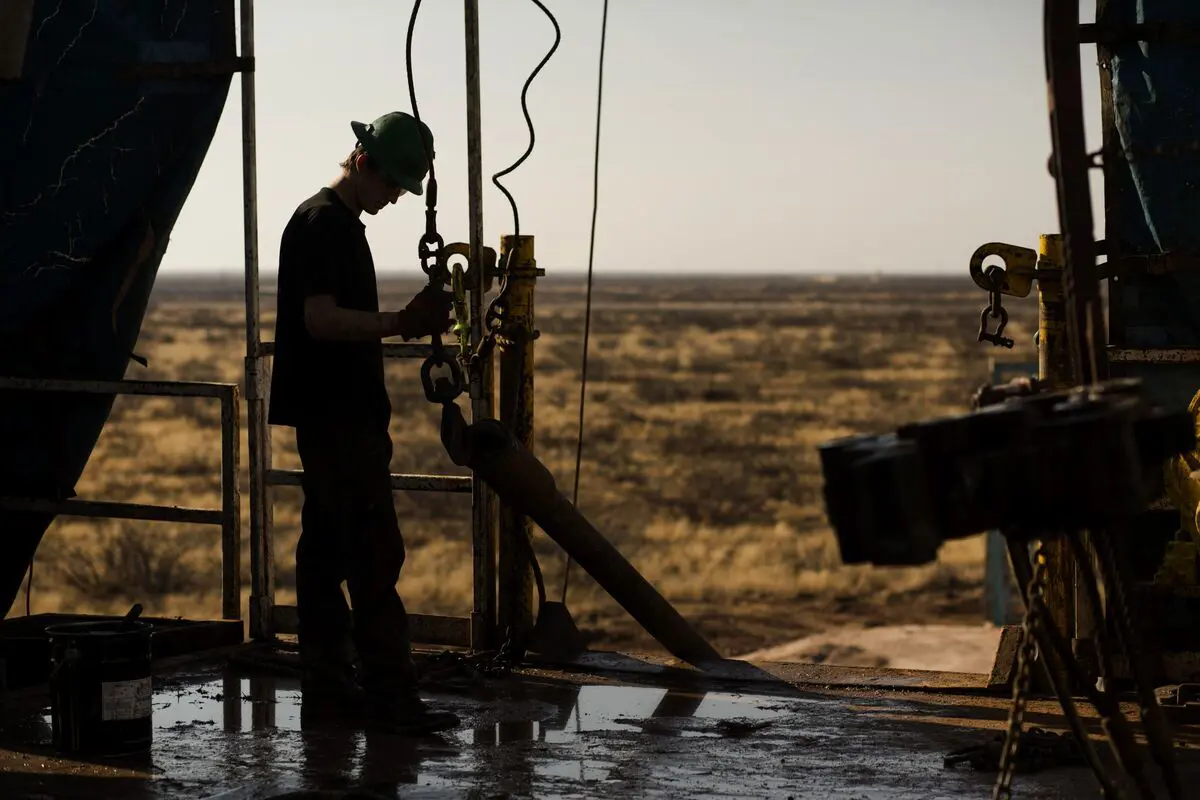النفط يعمق خسائره لليوم السادس بعد بيانات أميركية تخالف التوقعات