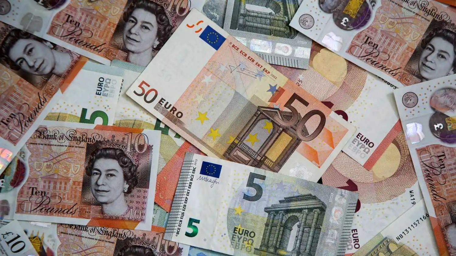 أوراق نقدية من الجنيه الإسترليني واليورو، 7 مارس 2022