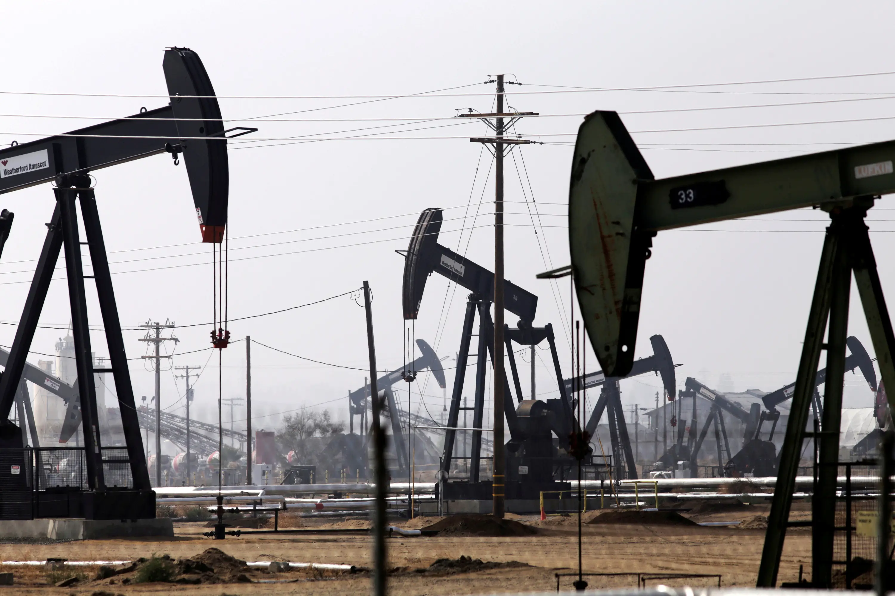 استهلاك النفط يسجل مستوىً قياسياً فوق 100 مليون برميل يومياً في 2023