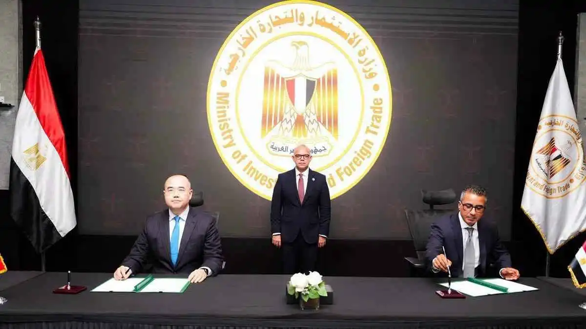 «منصور» المصرية تتفق و«تيانينغ» الصينية على الاستثمار بصناعة البطاريات