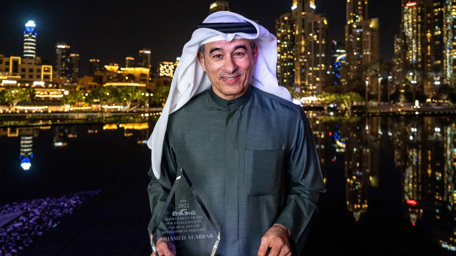 رجل الأعمال الإماراتي محمد العبار، مؤسس شركة إعمار العقارية، يلتقط صورة مع جائزته خلال حفل توزيع جوائز إنيجما للإنجاز الثامن الذي أقيم في فندق أرماني في دبي، الإمارات، في 2 مارس 2022.