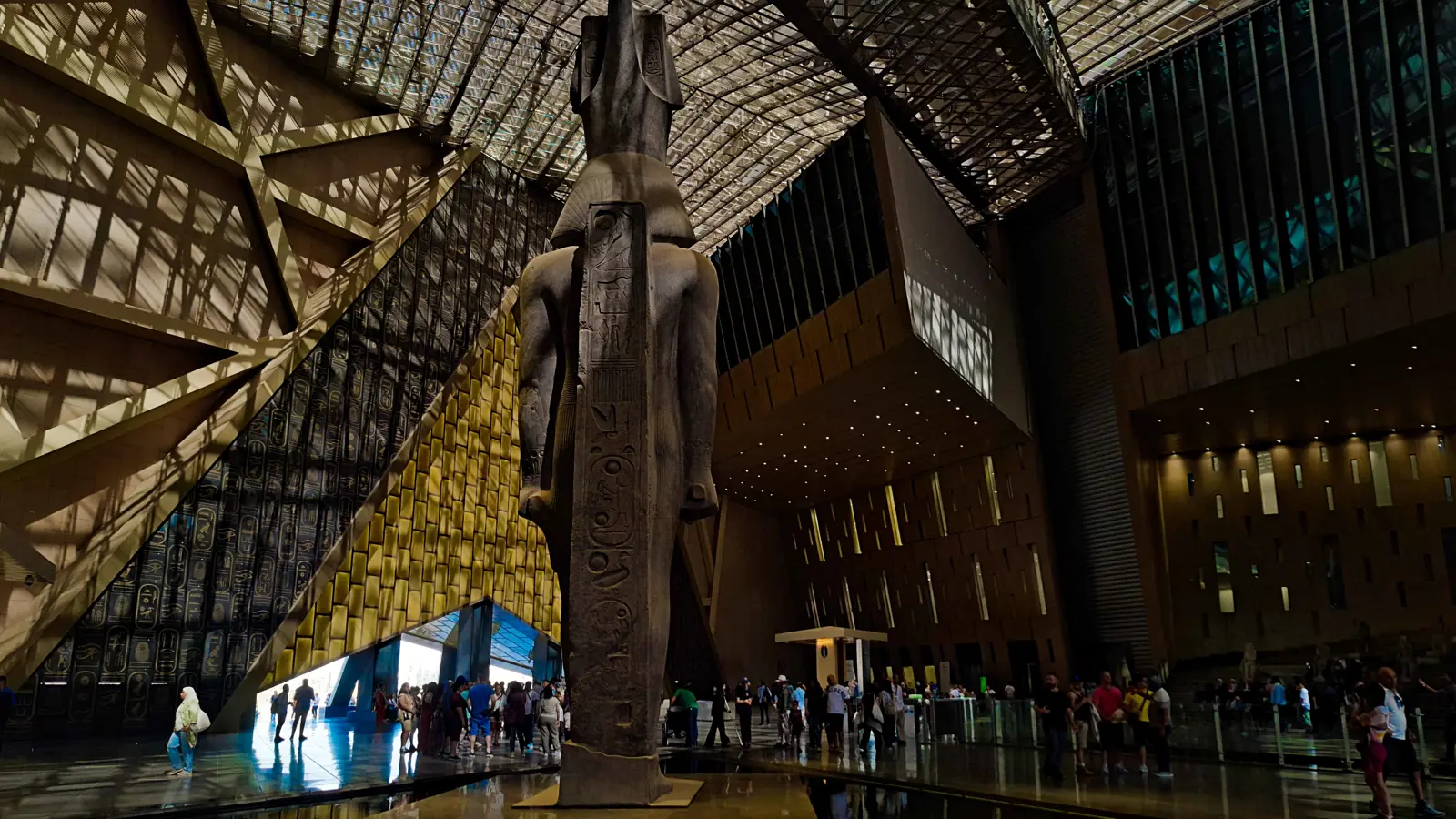 مصر تجذب 16 مليون سائح في 2024 بزيادة 6%