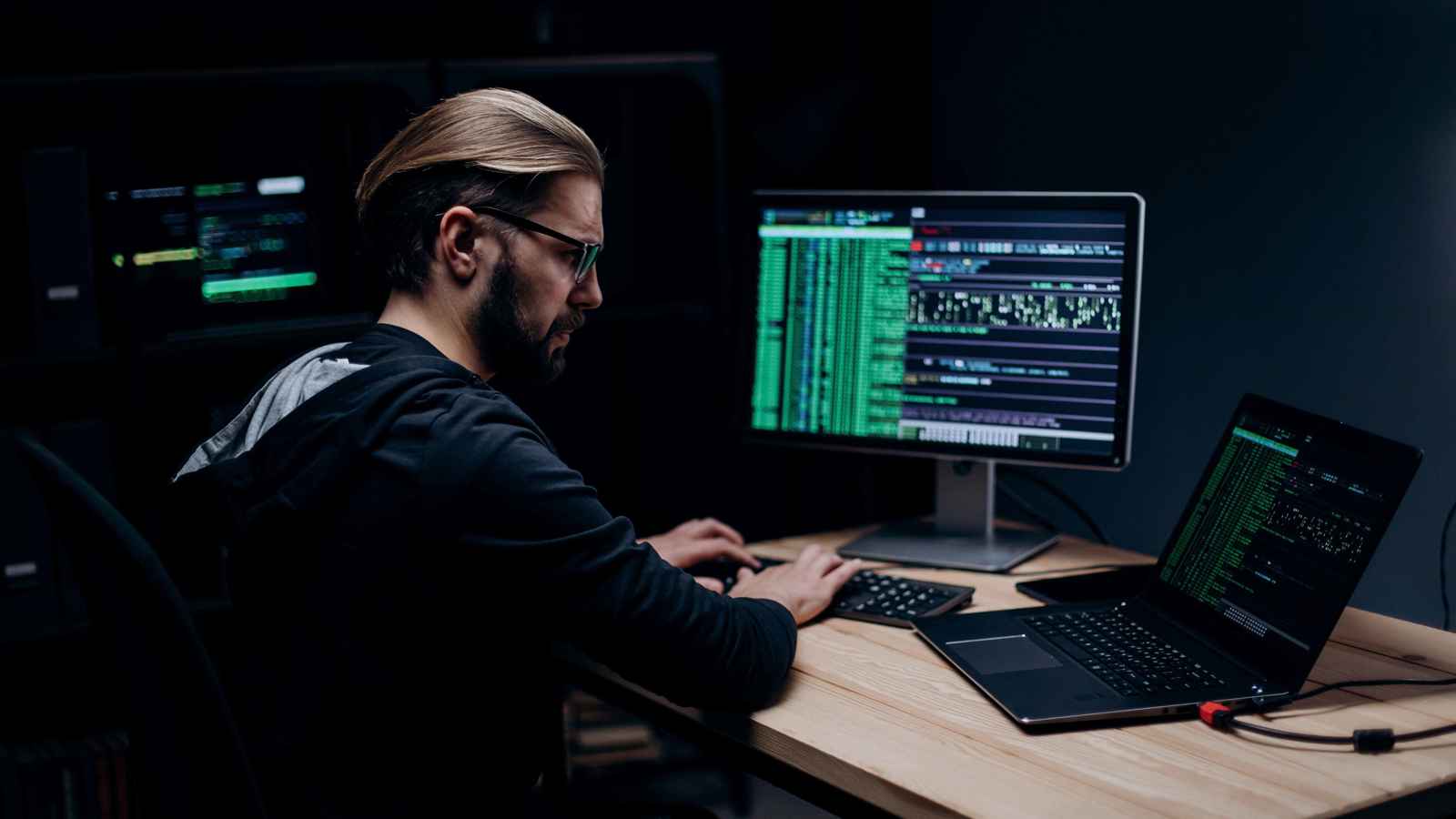 «الأمن السيبراني» الإماراتي: الذكاء الاصطناعي يفاقم الاختراقات الرقمية 