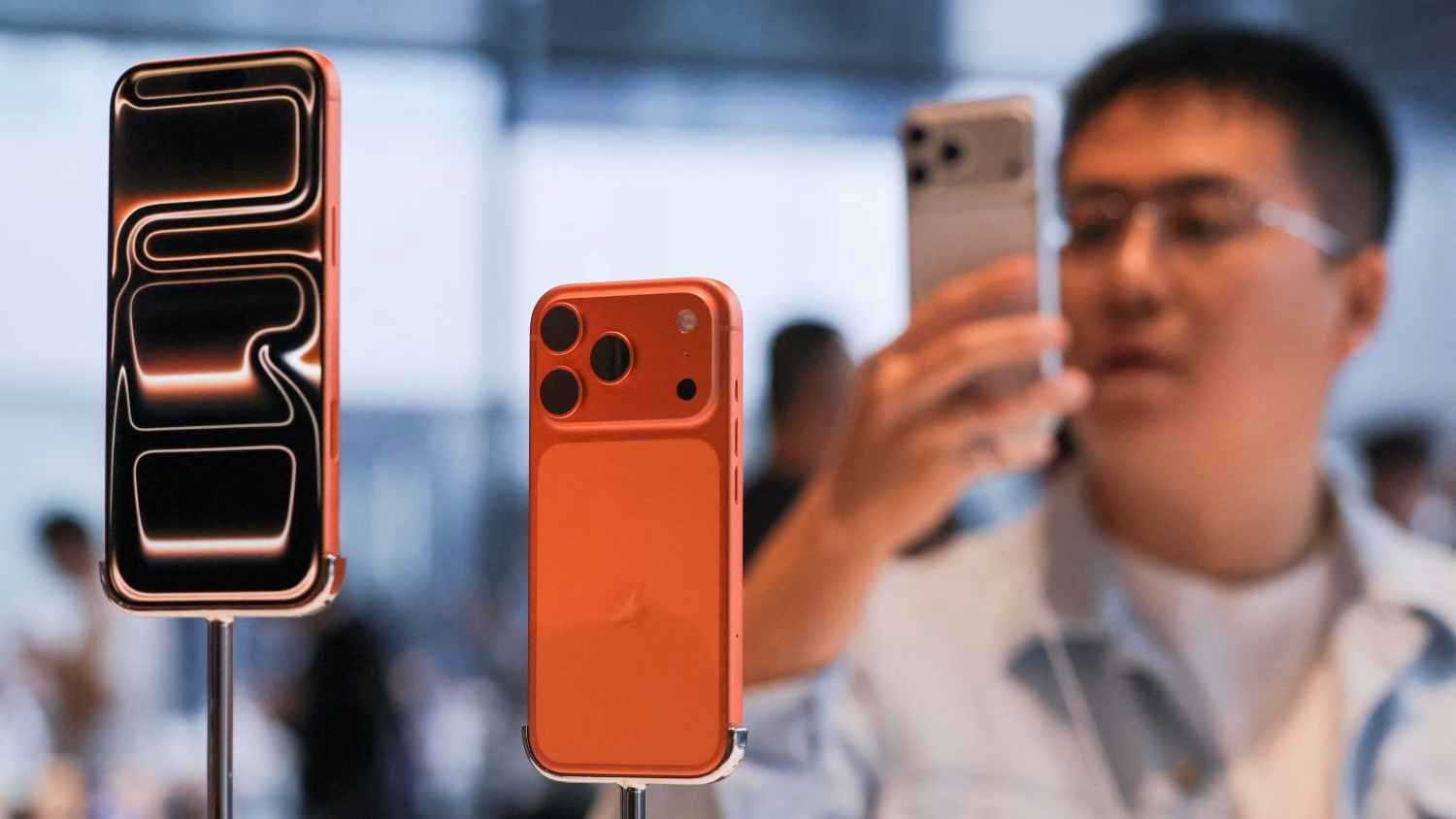 سهم «أبل» يتراجع بقوة بعد تقرير عن تأجيل هاتف «آيفون» القابل للطي 