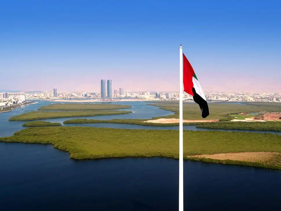 علم الإمارات يرفرف في إمارة رأس الخيمة، دولة الإمارات