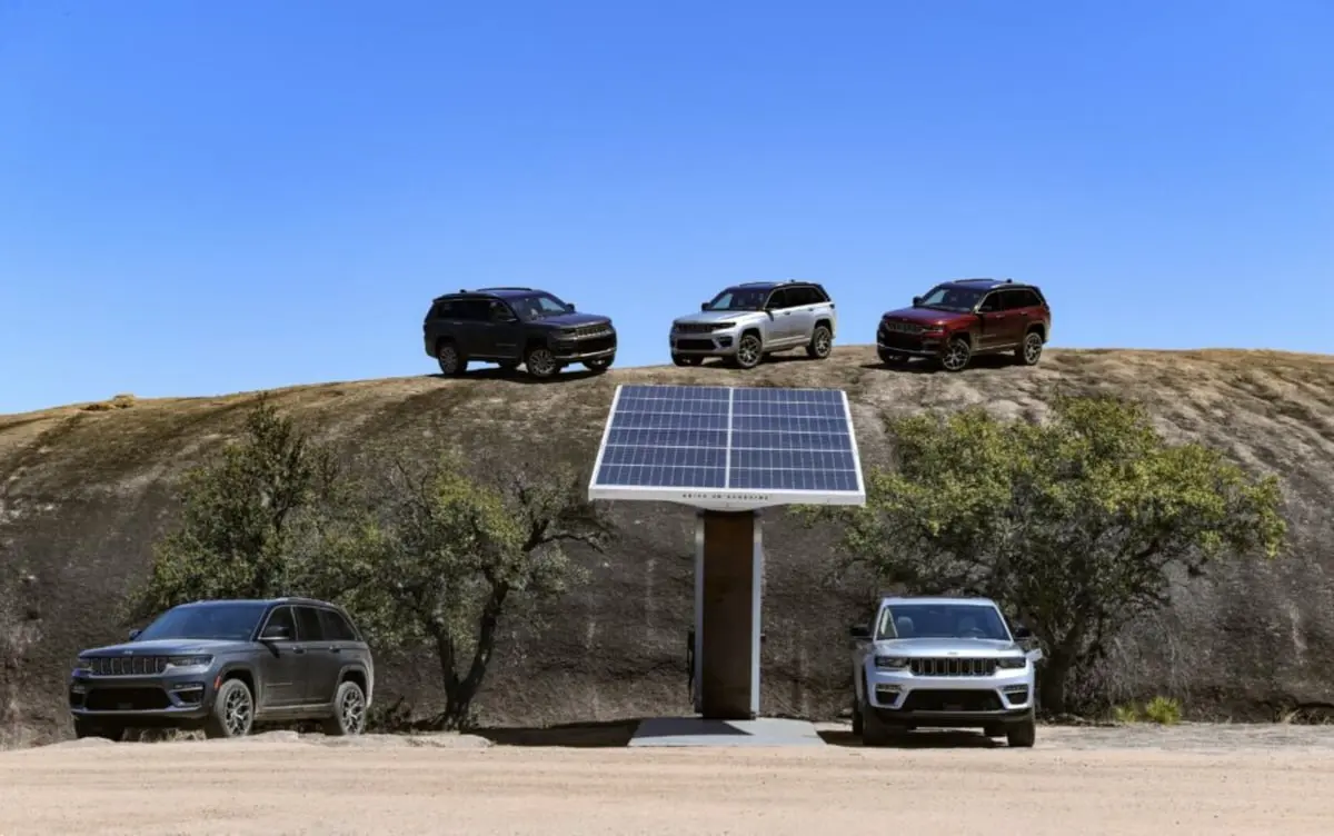 محطات شحن بالطاقة الشمسية على الطرق الوعرة بأمريكا واستراليا 