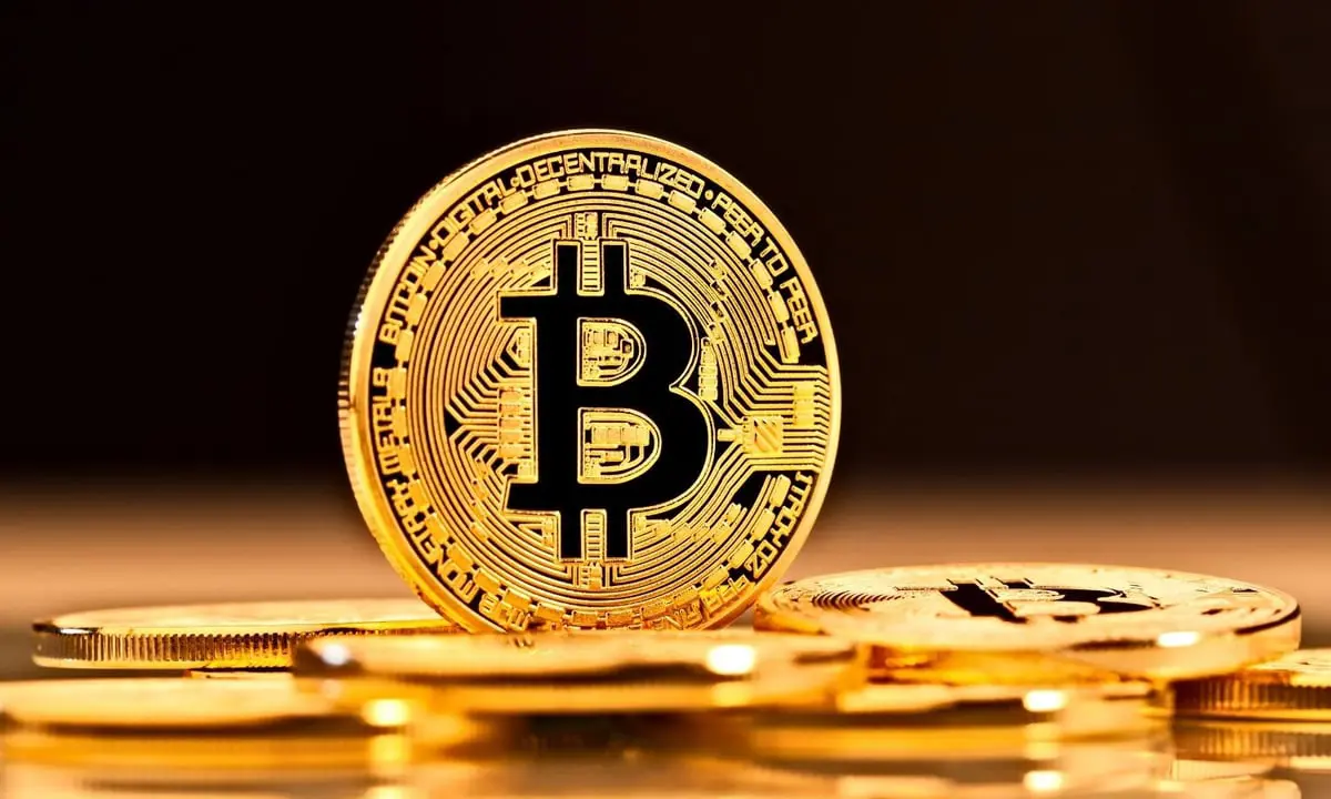 بيتكوين تتجاهل تراجع الأسهم وتحوم حول 42 ألف دولار