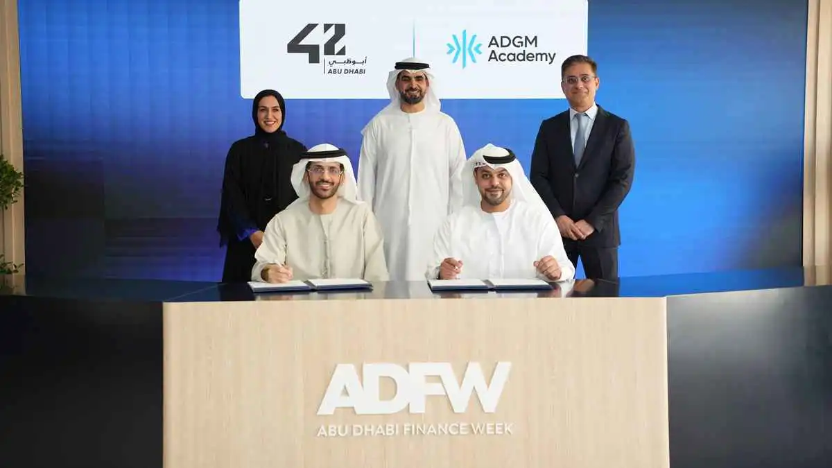 تفاهم بين 42 أبوظبي وأكاديمية أبوظبي العالمية لتطوير المهارات الرقمية
