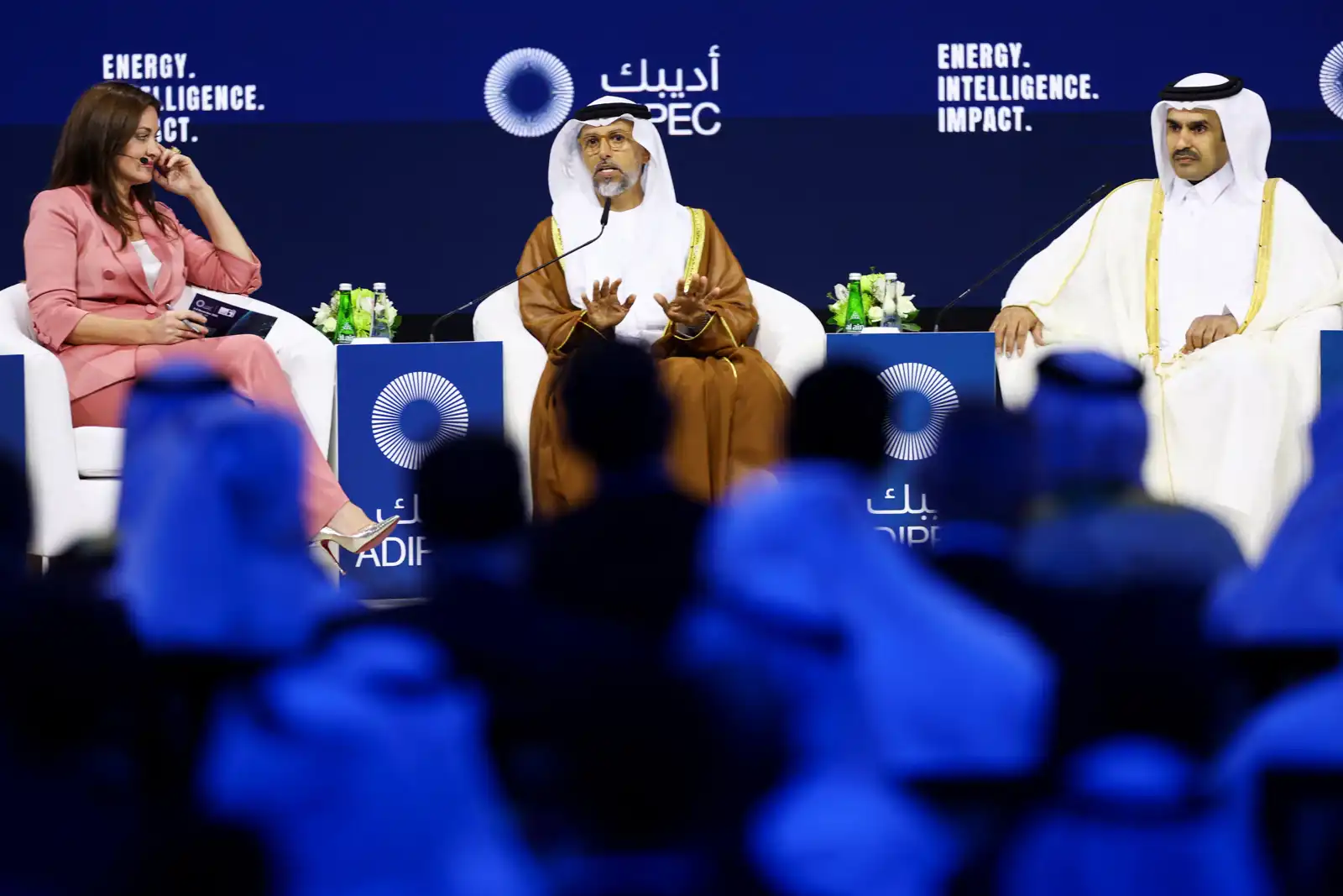 وزير الطاقة الإماراتي سهيل محمد المزروعي ووزير الطاقة القطري سعد بن شريده الكعبي يحضران معرض ومؤتمر أبوظبي الدولي للبترول (أديبك) في العاصمة أبوظبي، يوم 3 نوفمبر 2025.