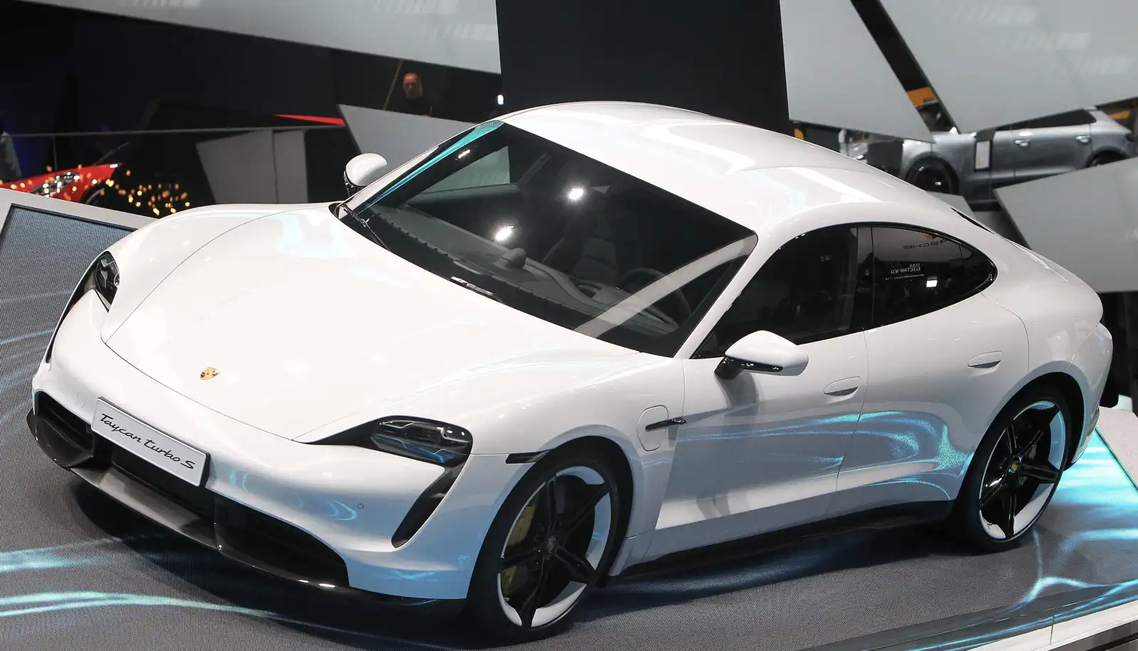 سيارة Porsche Taycan بتصميم قريب في النسب والخطوط من منافسيها، ما يبرز كيف أصبح التشابه سمة واضحة حتى بين علامات تحمل تاريخاً مختلفاً.